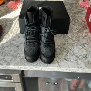 Sorel Women’s Size 7 lace up boots in black with grey. In like new condition.
